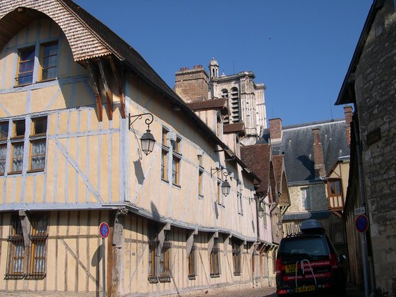  maisons à pans de boie et cathédrale